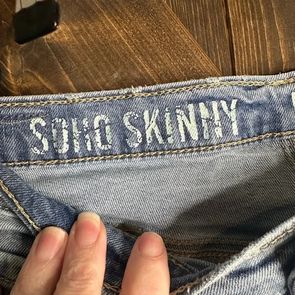 DKNY•SOHO Skinny•SIZE 8•slight distressing•Pre-Loved•good condition (13) - Picture 6 of 11